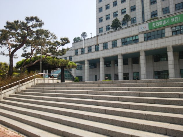 富川市庁前の階段